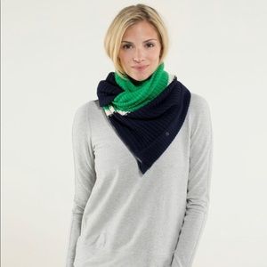 Lululemon Falling Freely Neck Warmer Green/ Navy